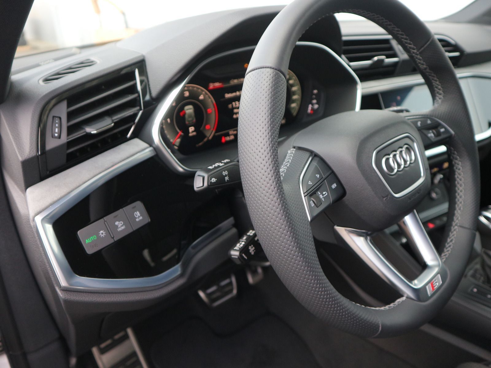Audi Q3 S line 40 TDI quattro - Samsaru's Car Outlet