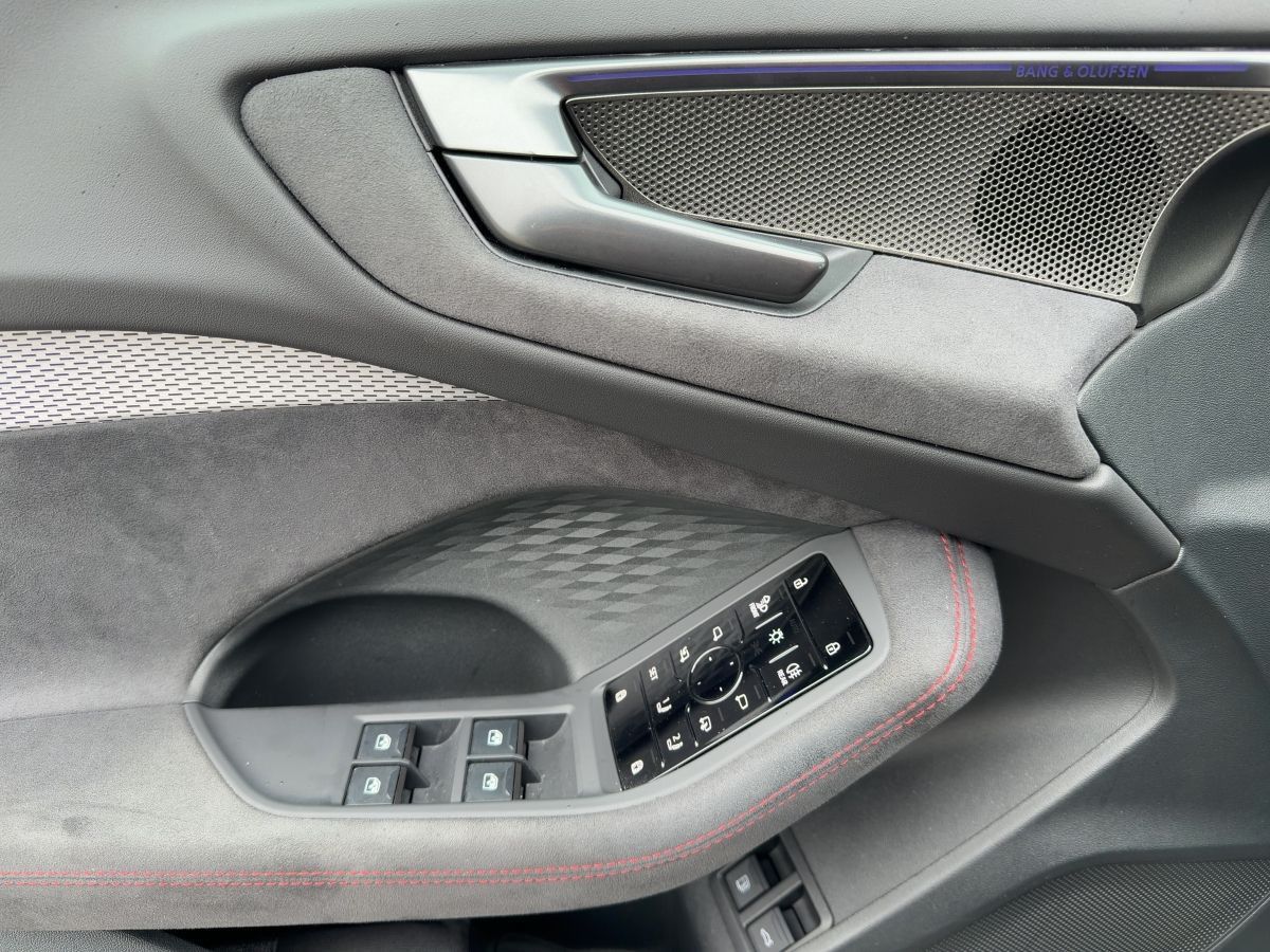 Audi A5 Avant e-hybrid 220kW S-LINE MATRIX+B&O+PANO