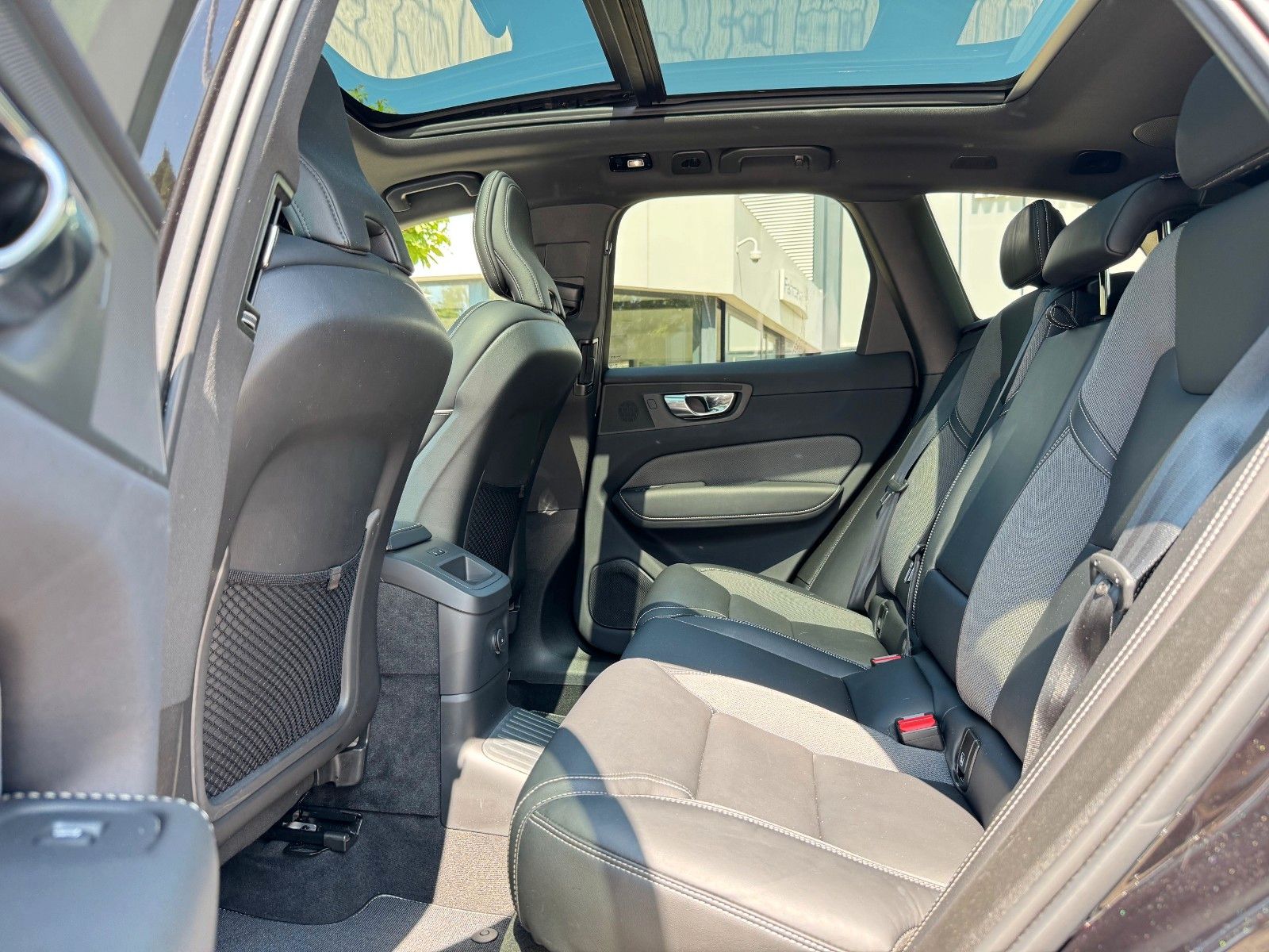 Volvo XC60 T6 Recharge AWD R-DESIGN - Samsaru's Car Outlet