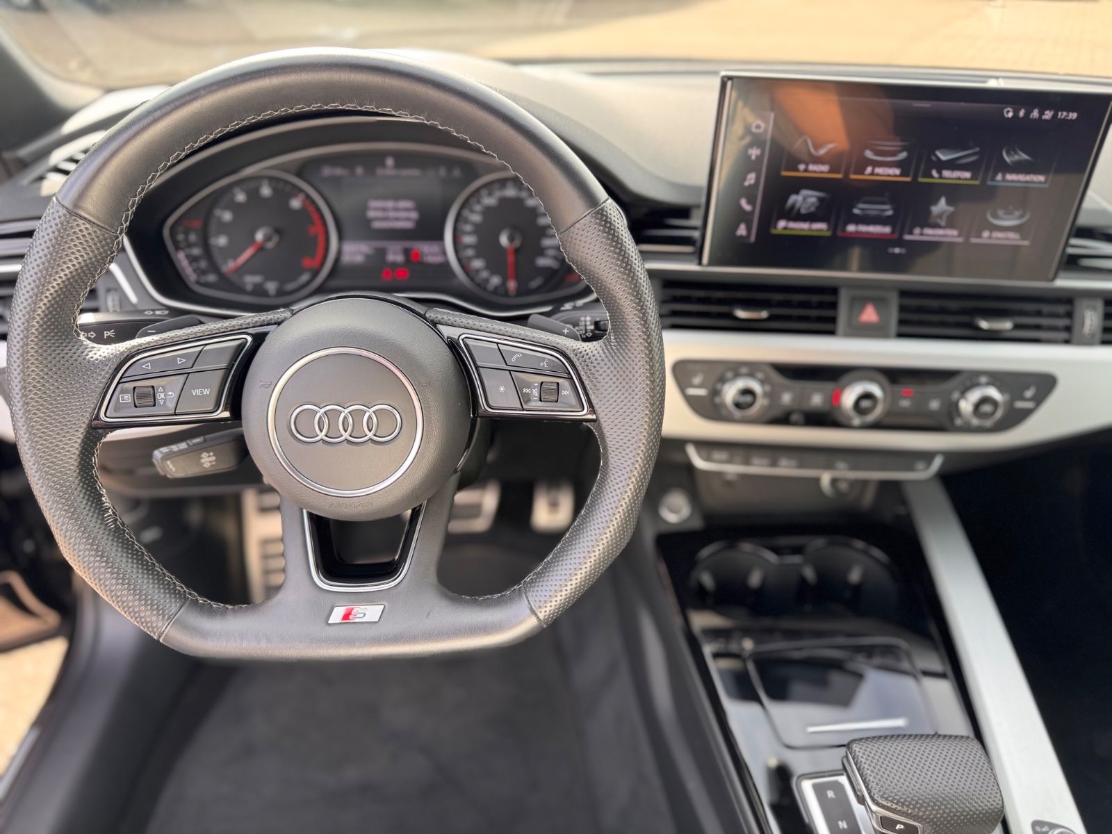 Audi A4 Avant 40 TFSI S line - Samsaru's Car Outlet
