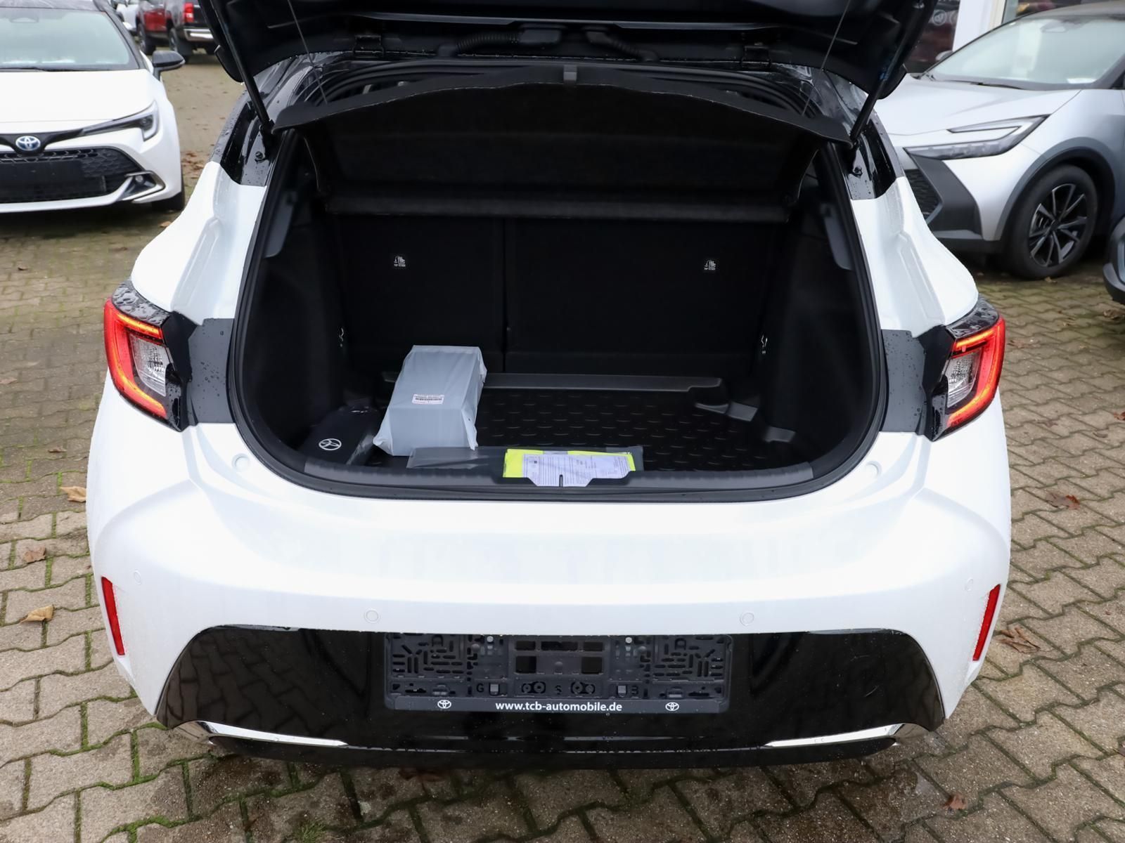 Toyota Corolla 1.8 Hybrid BLACK&WHITE NAVI SHZ PDC