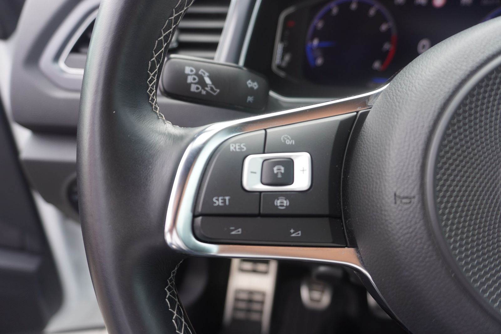 Volkswagen T-Roc 1.5 TSI R-Line - Samsaru's Car Outlet