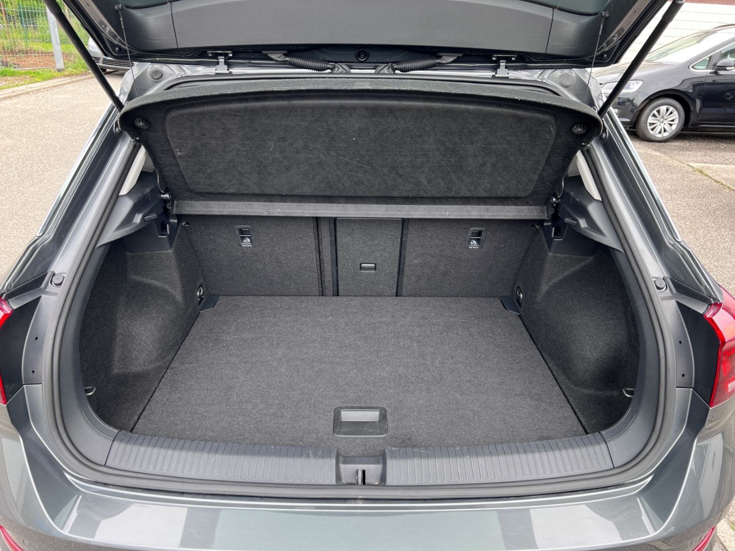 Volkswagen T-Roc 1.0TSI Life - Samsaru's Car Outlet