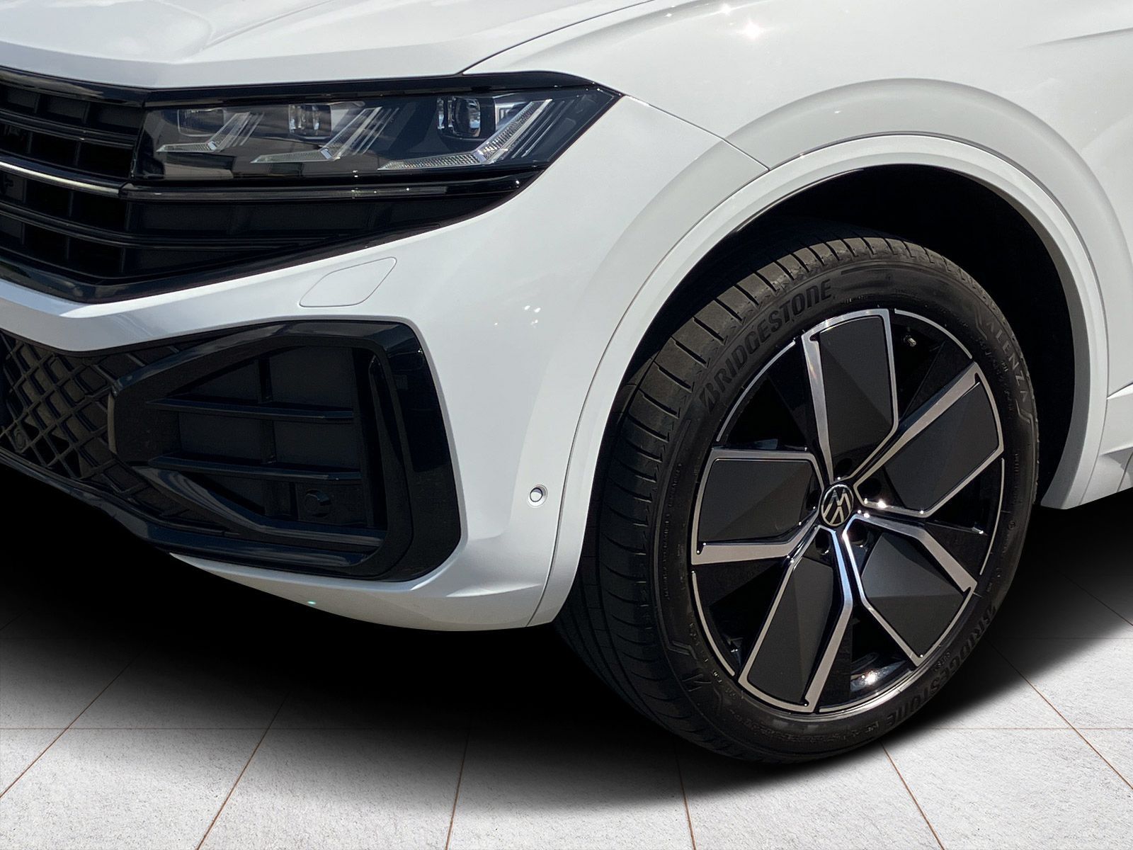 Volkswagen Touareg R-Line 3.0 V6 TDI - Samsaru's Car Outlet