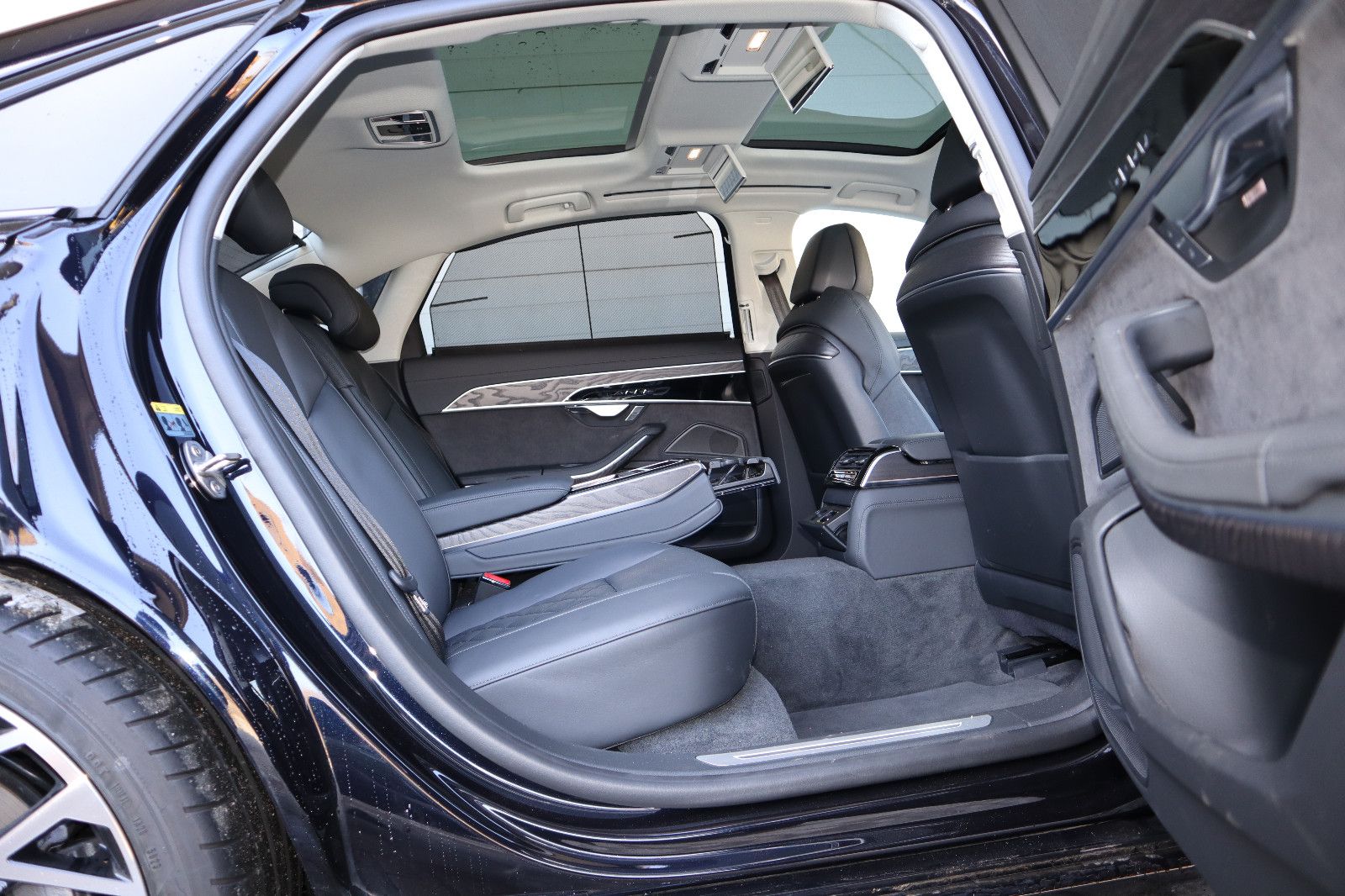 Audi A8L 60 TFSIe lang exclusive M.25/BLACK-P./S-LINE" → "Audi A8L 60 TFSIe lang exclusive S-LINE - Samsaru's Car Outlet
