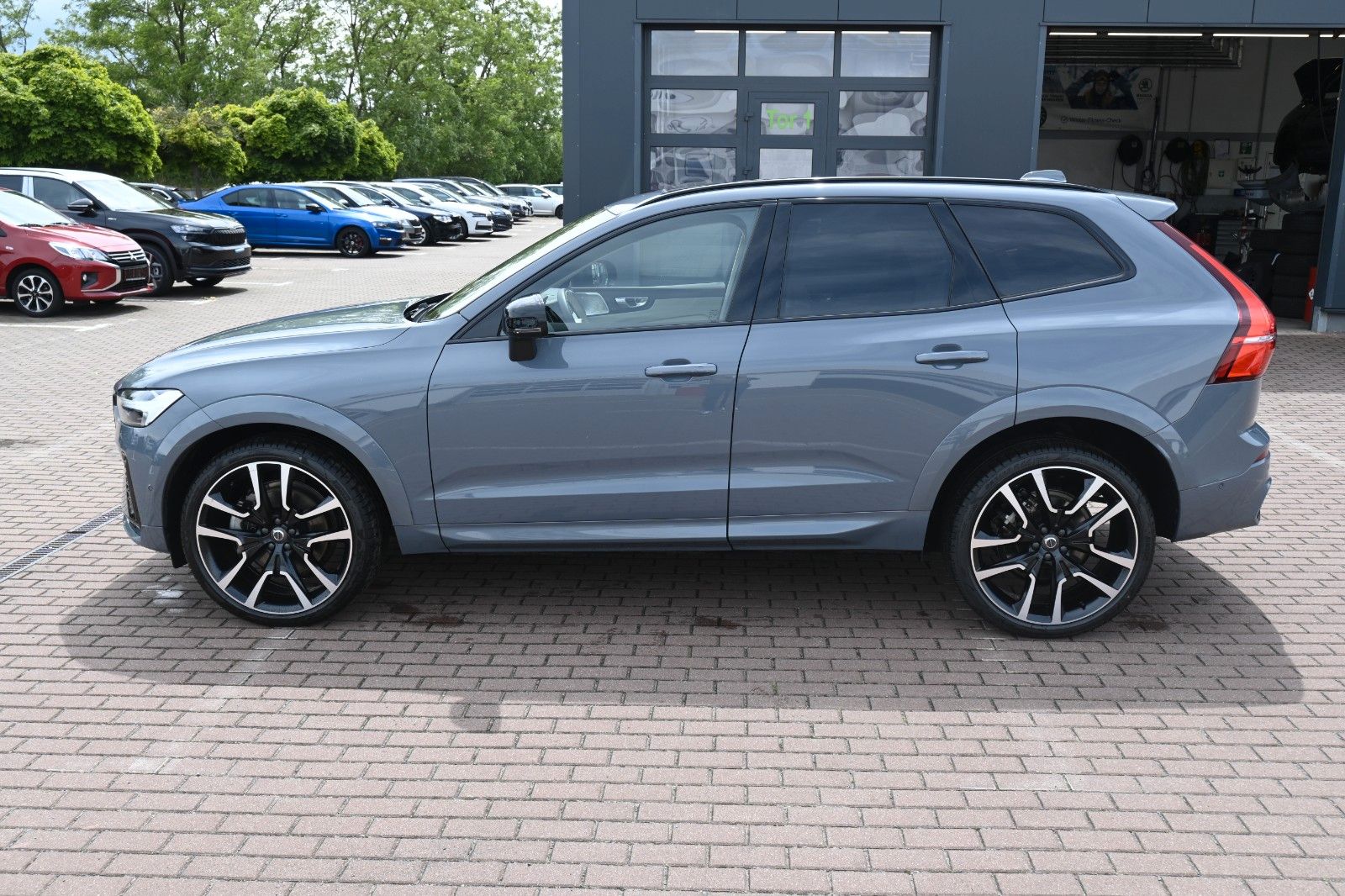 Volvo XC60 B4 D Ultimate Dark AWD - Samsaru's Car Outlet