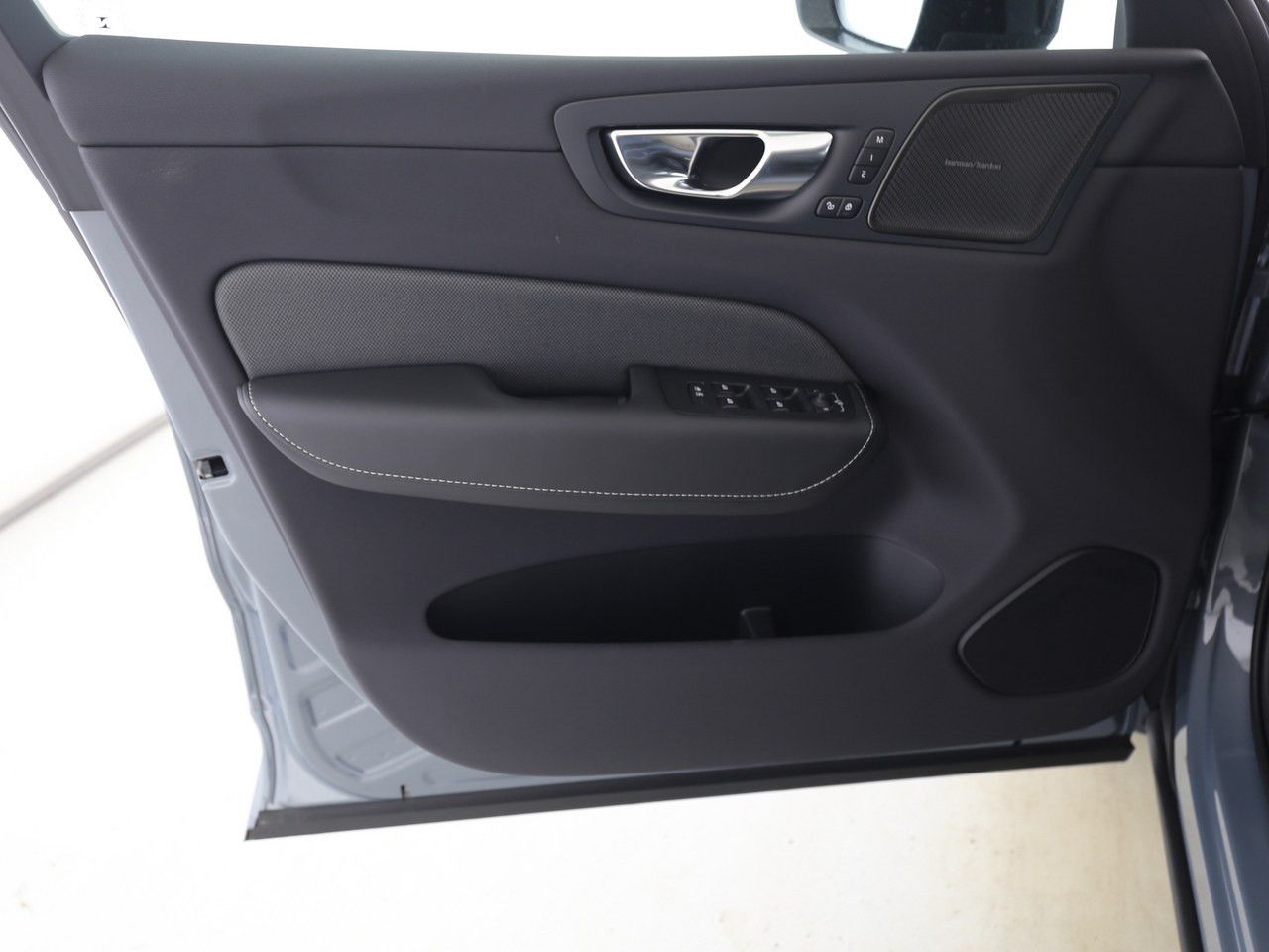 Volvo XC60 B4 Plus Dark 2WD - Samsaru's Car Outlet