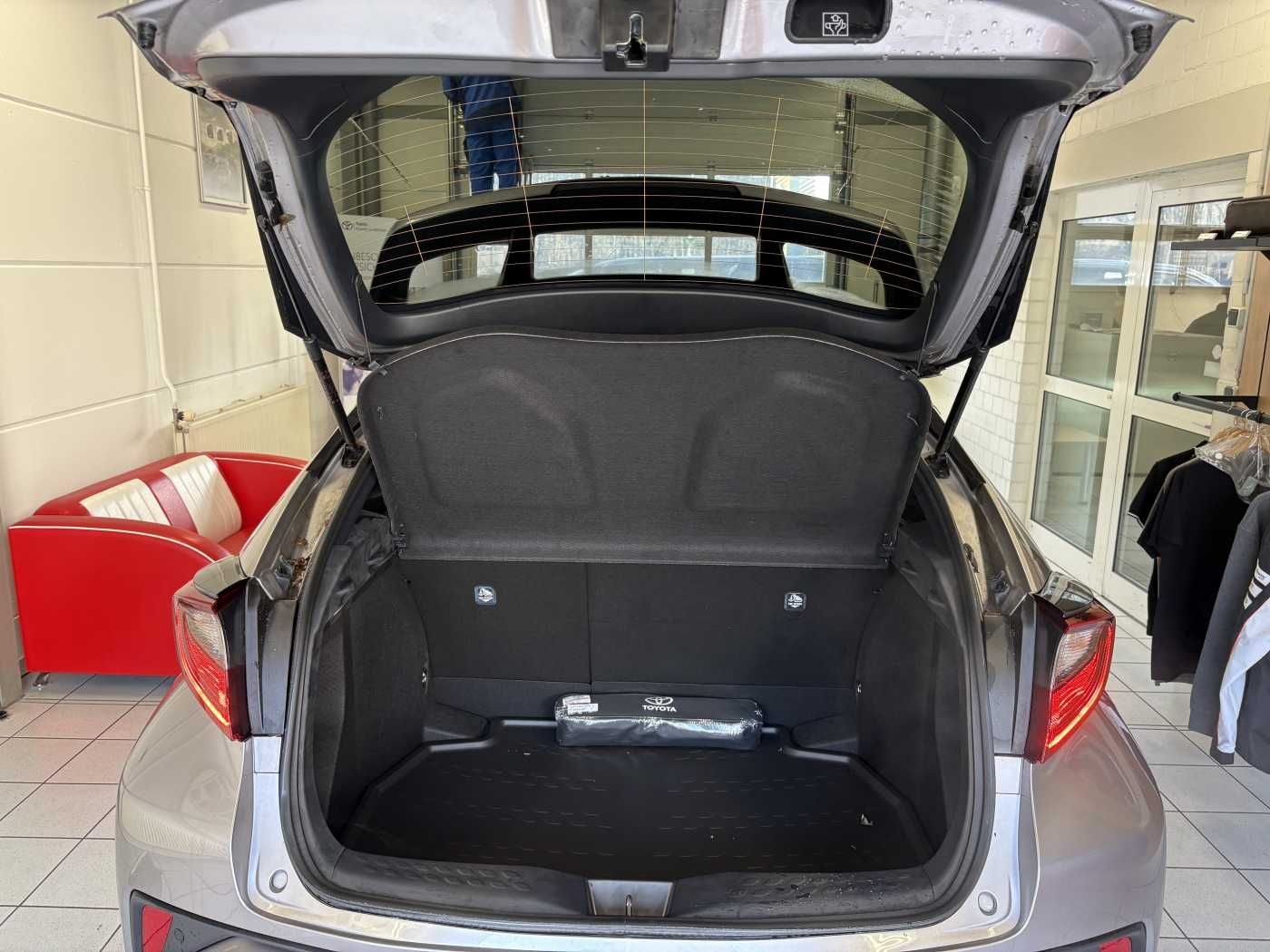 Toyota C-HR Hybrid Style - Samsaru's Car Outlet