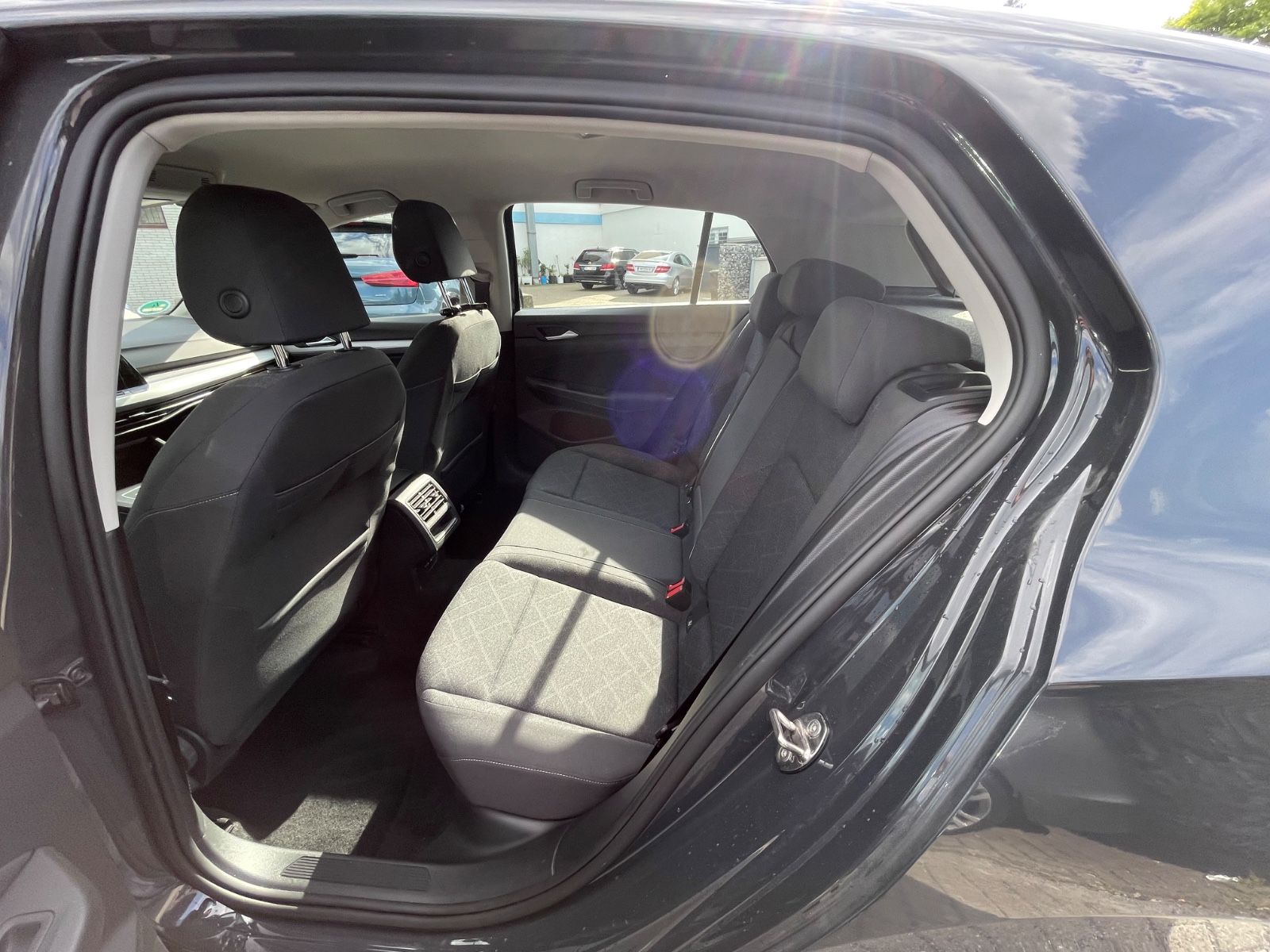 Volkswagen Golf VIII Life eTSI - Samsaru's Car Outlet