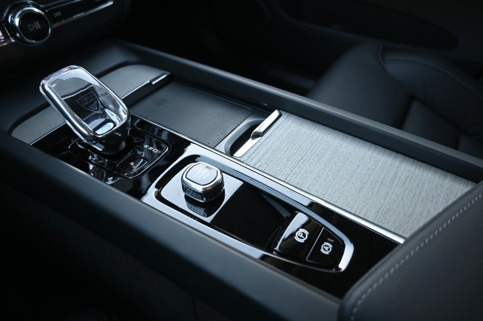 Volvo XC60 B5 B AWD Ultra Dark*PANO*360°*LUFT*ACC*AHK