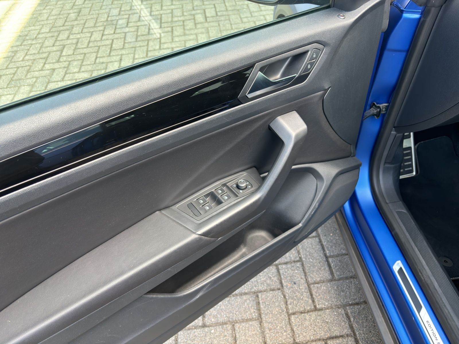 Volkswagen T-Roc 1.5 TSI DSG R-Line - Samsaru's Car Outlet