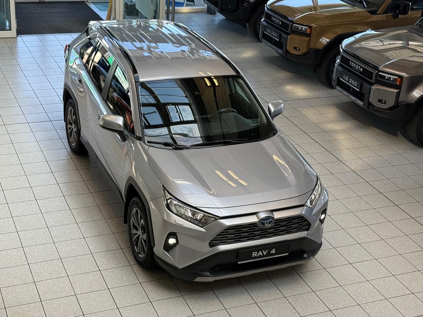 Toyota RAV 4 HYBRID 4x4 - Samsaru's Car Outlet