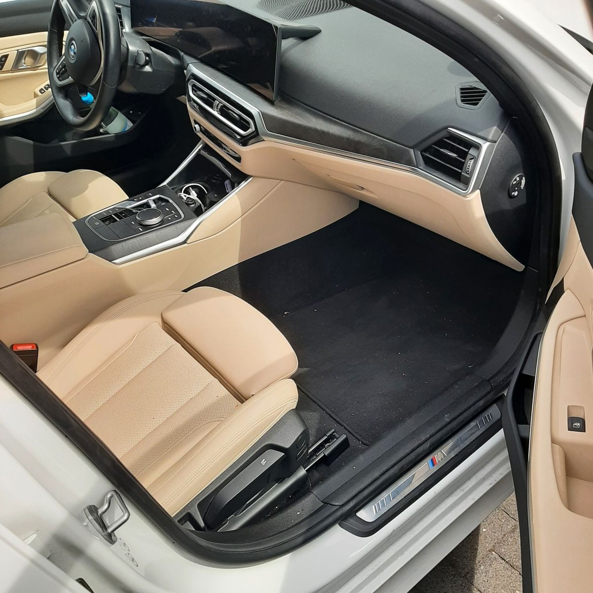 BMW 330e M-Sport - Samsaru's Car Outlet