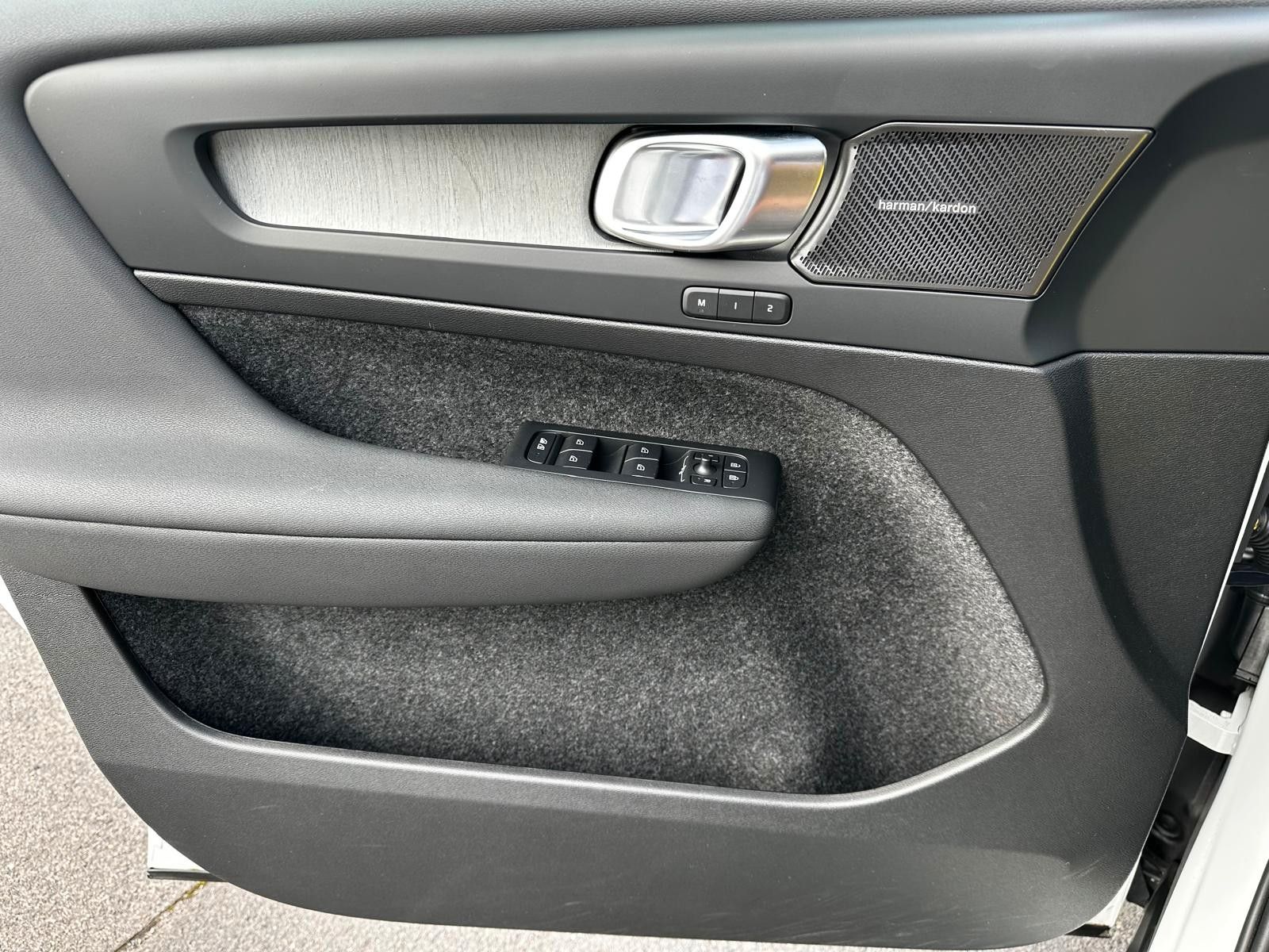 Volvo XC40 B3 Plus Dark Leder,AHK,Pano,360°,BLIS,ACC