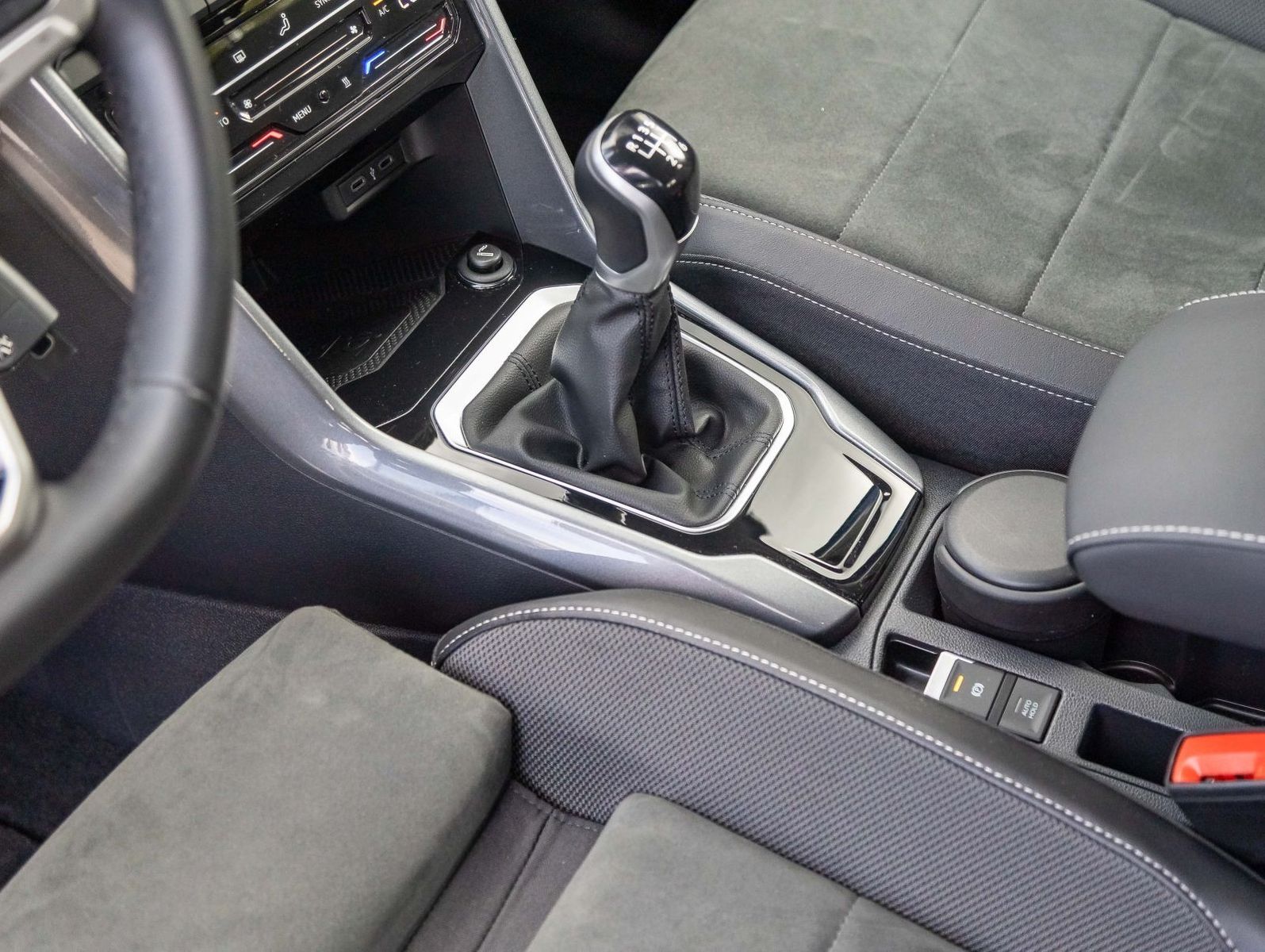 Volkswagen T-Roc 1.0 TSI Style - Samsaru's Car Outlet