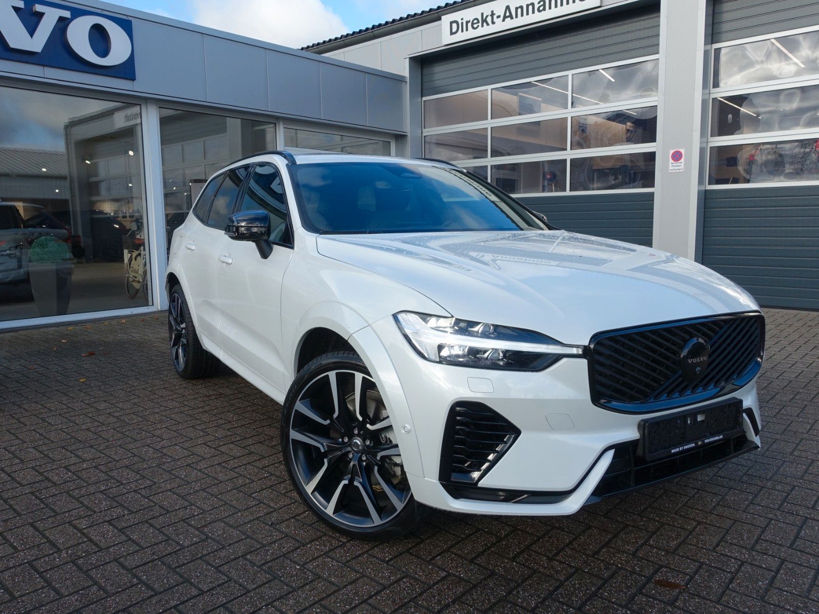 Volvo XC60 T6 Black Edition Plus Dark 360°/AHK/22"