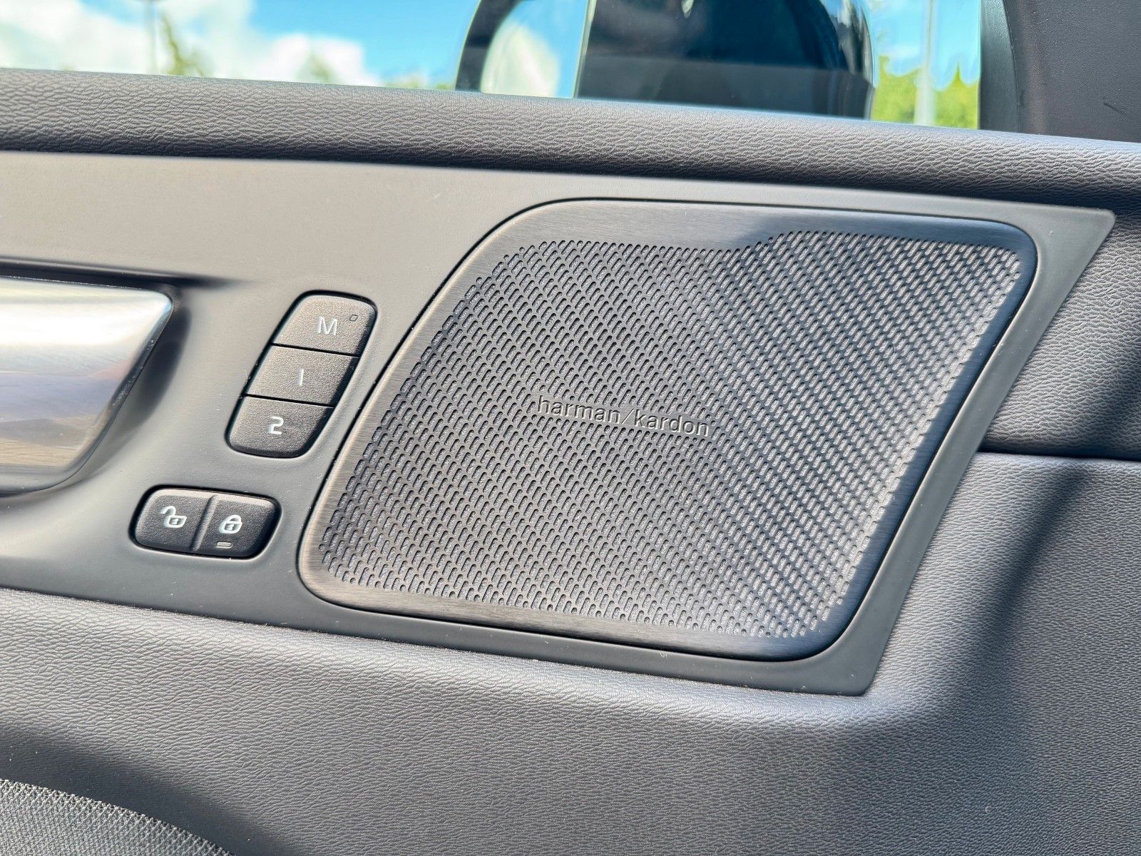 Volvo XC60 B5 D AWD R-DESIGN - Samsaru's Car Outlet