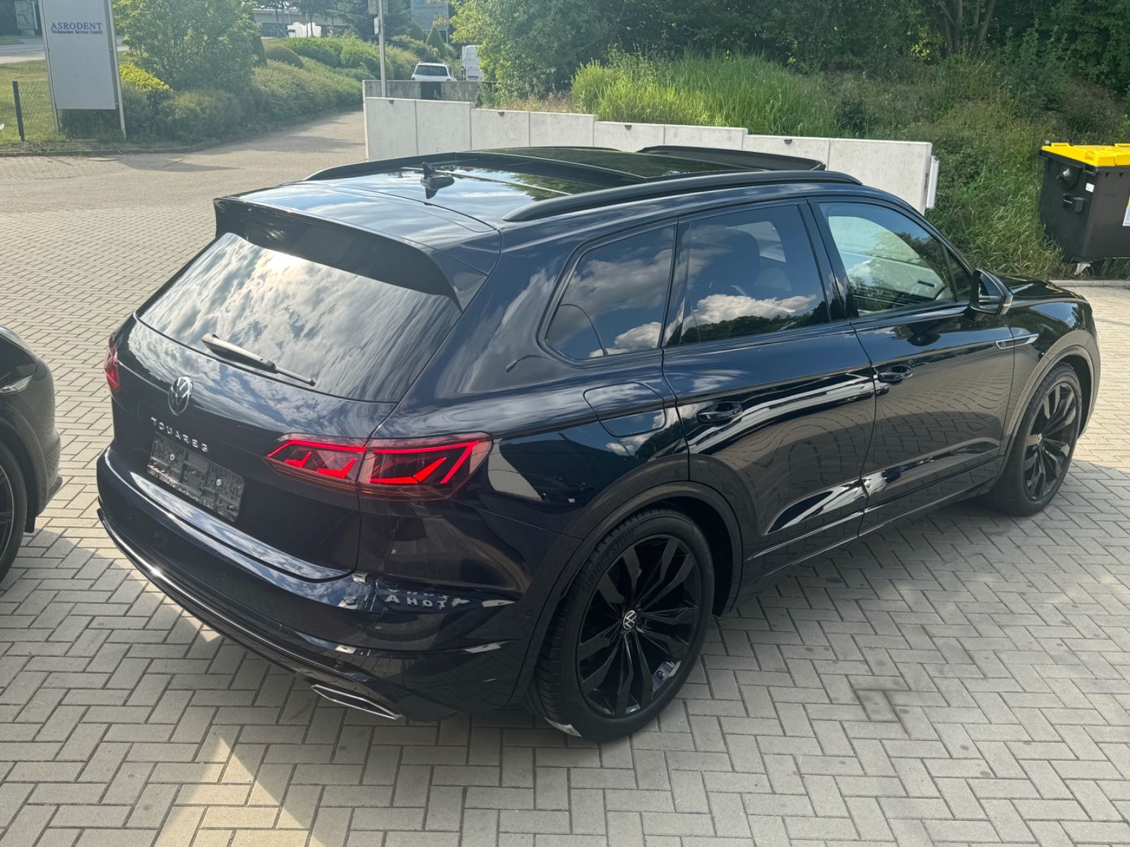 Volkswagen Touareg R-Line 4M Black - Samsaru's Car Outlet