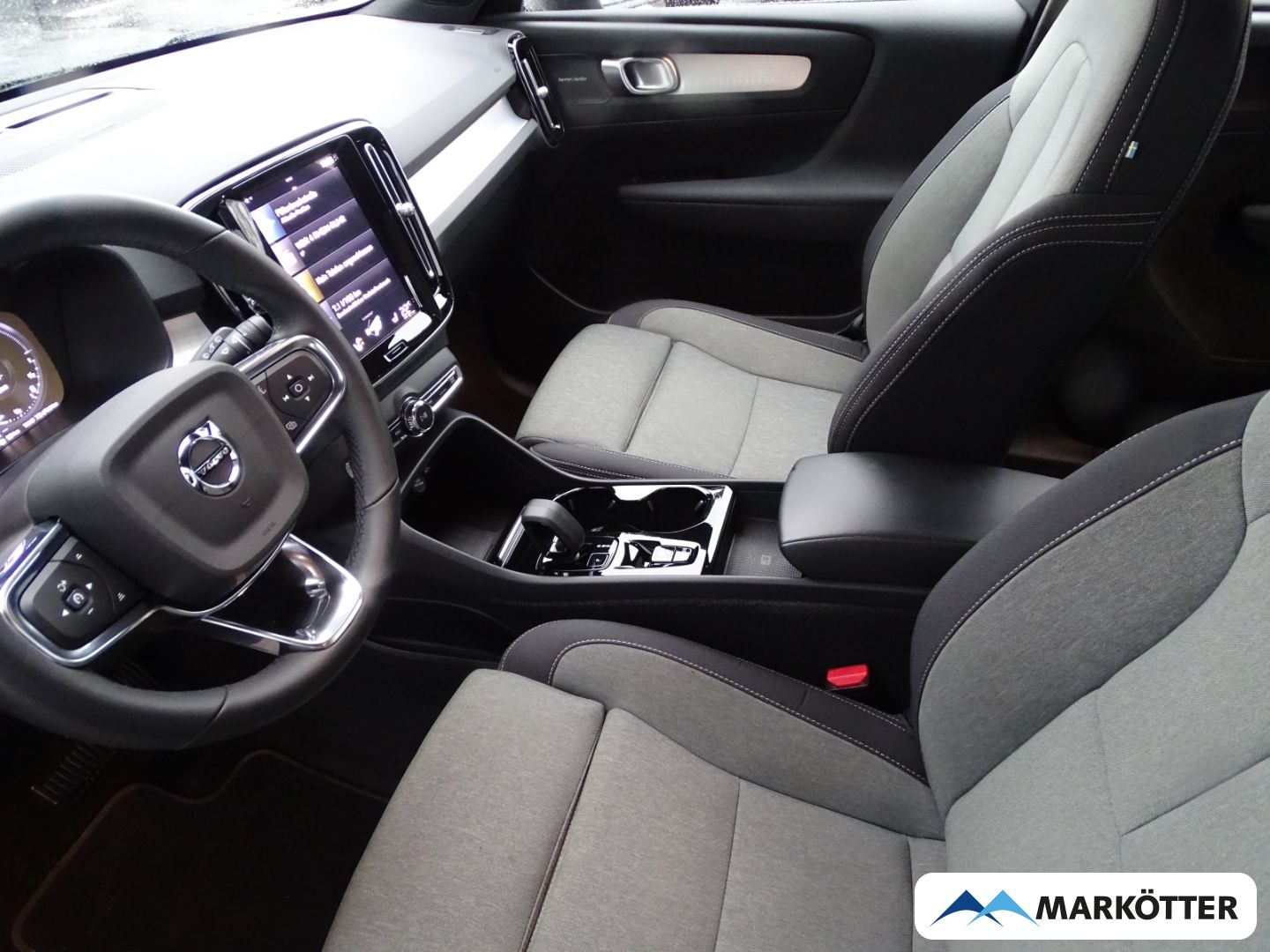 Volvo XC40 Plus Dark Recharge Plug-In Hybrid 2WD AHK