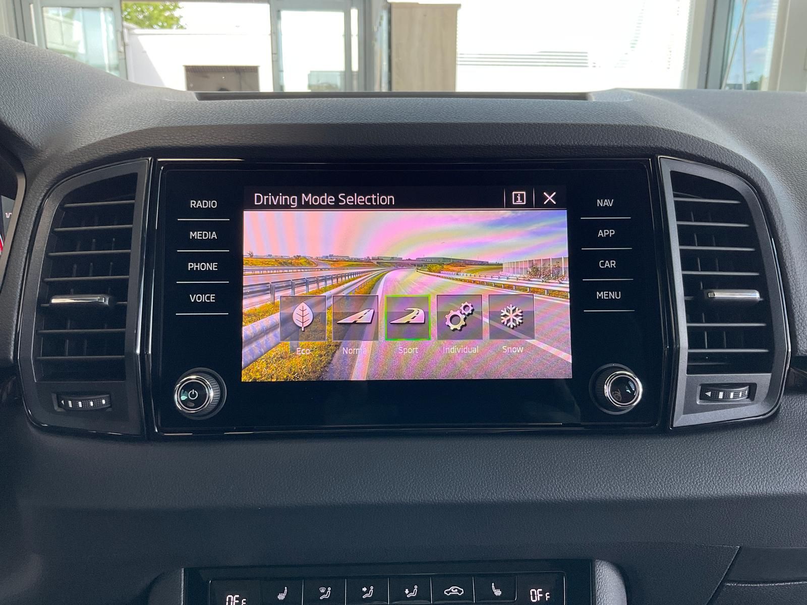 Skoda Karoq 2.0TSI Sportline 4x4 AHK Standheizung Alca