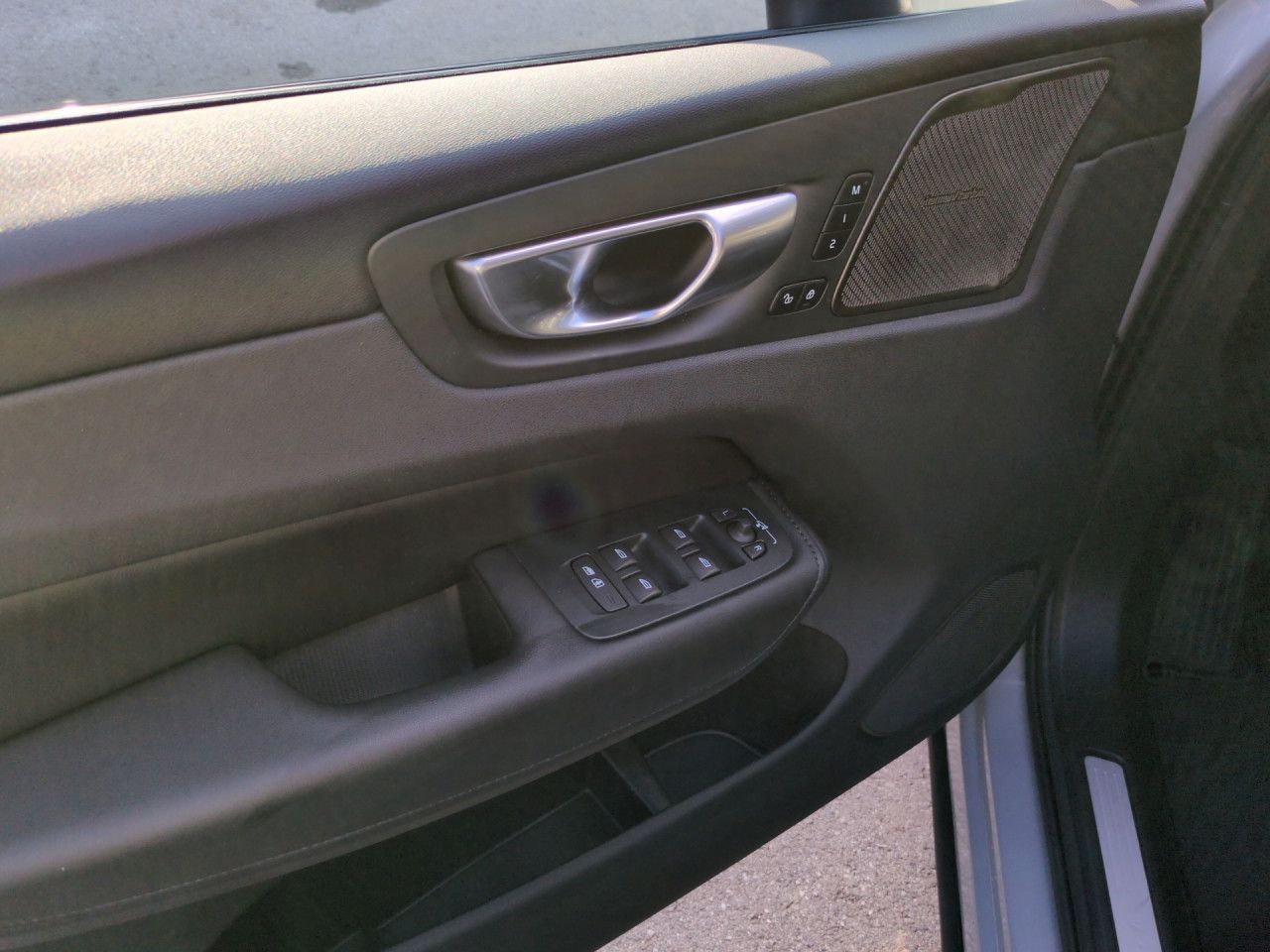 Volvo XC60 B4 (Diesel) Plus Dark 2WD Automatik Navi