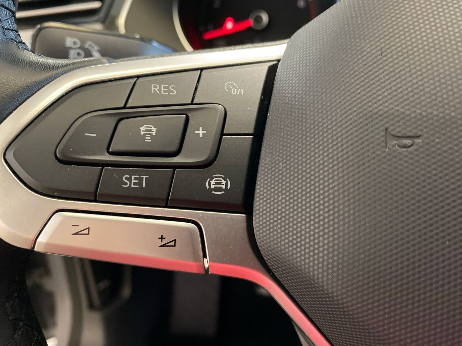 Volkswagen Passat Variant 1.5 TSI Business - Samsaru's Car Outlet