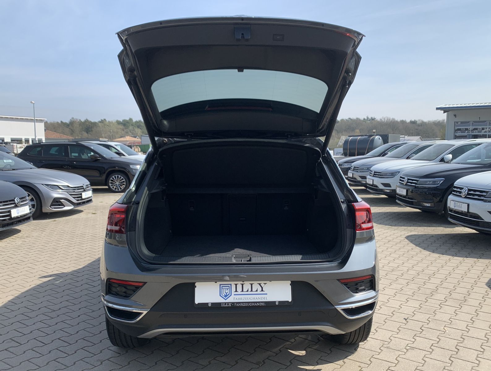 Volkswagen T-Roc 1.5 TSI Sport - Samsaru's Car Outlet