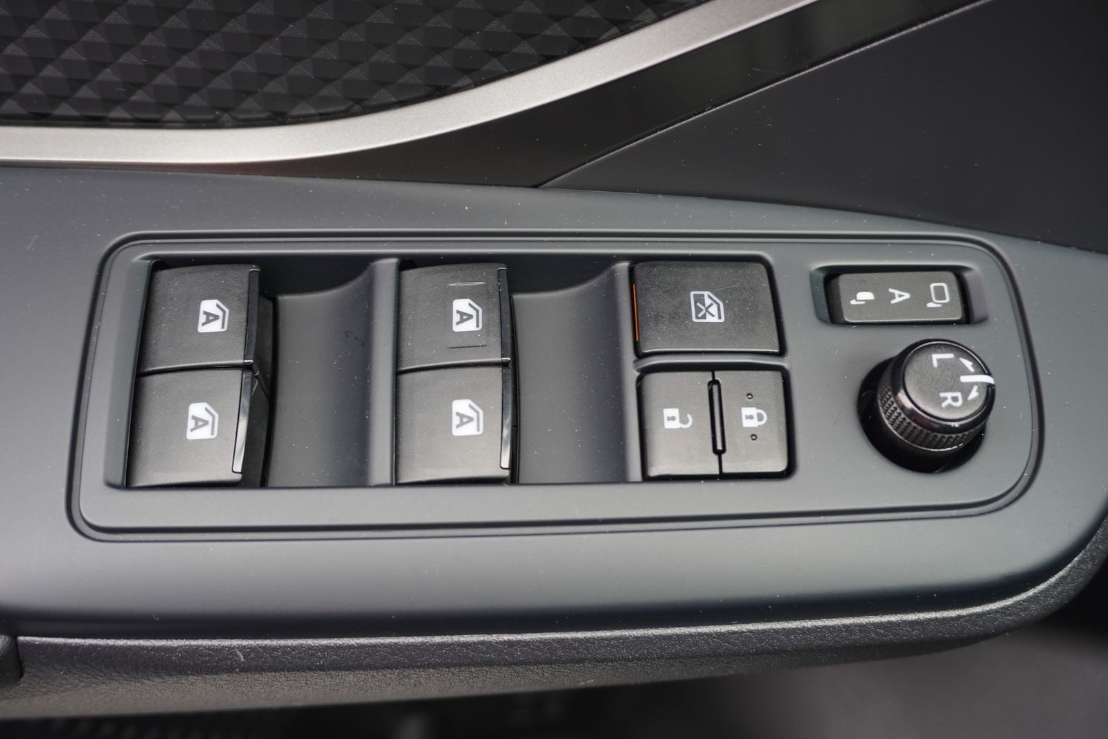 Toyota C-HR 1.8 Hybrid Flow - Samsaru's Car Outlet