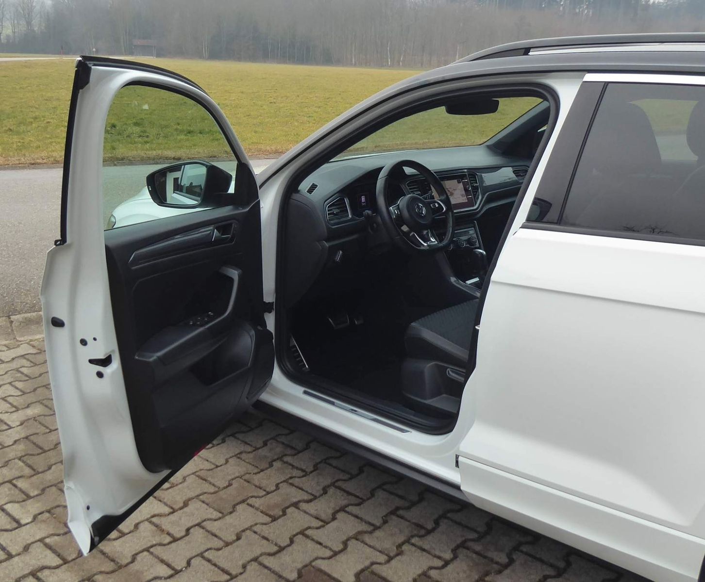 Volkswagen T-Roc Sport R-LINE - Samsaru's Car Outlet