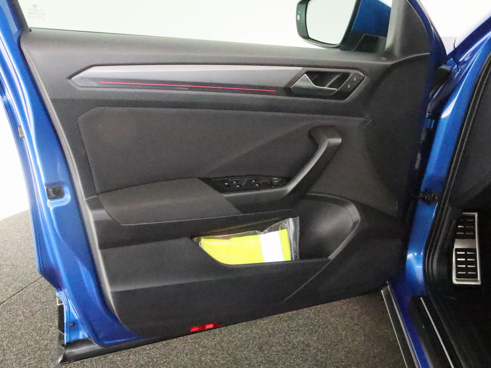 Volkswagen T-Roc 1.5 TSI Sport - Samsaru's Car Outlet