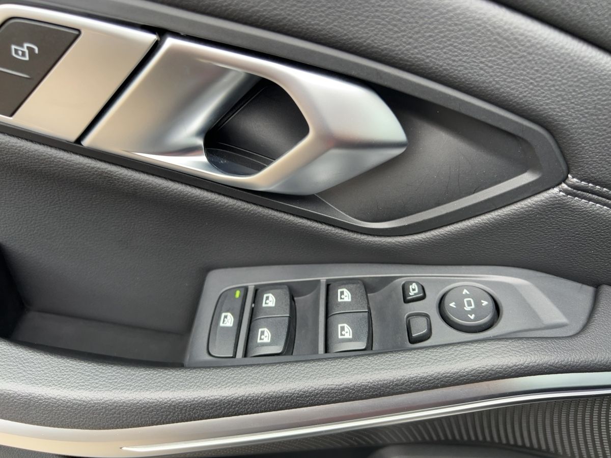 BMW 330 Sport Line - Samsaru's Car Outlet