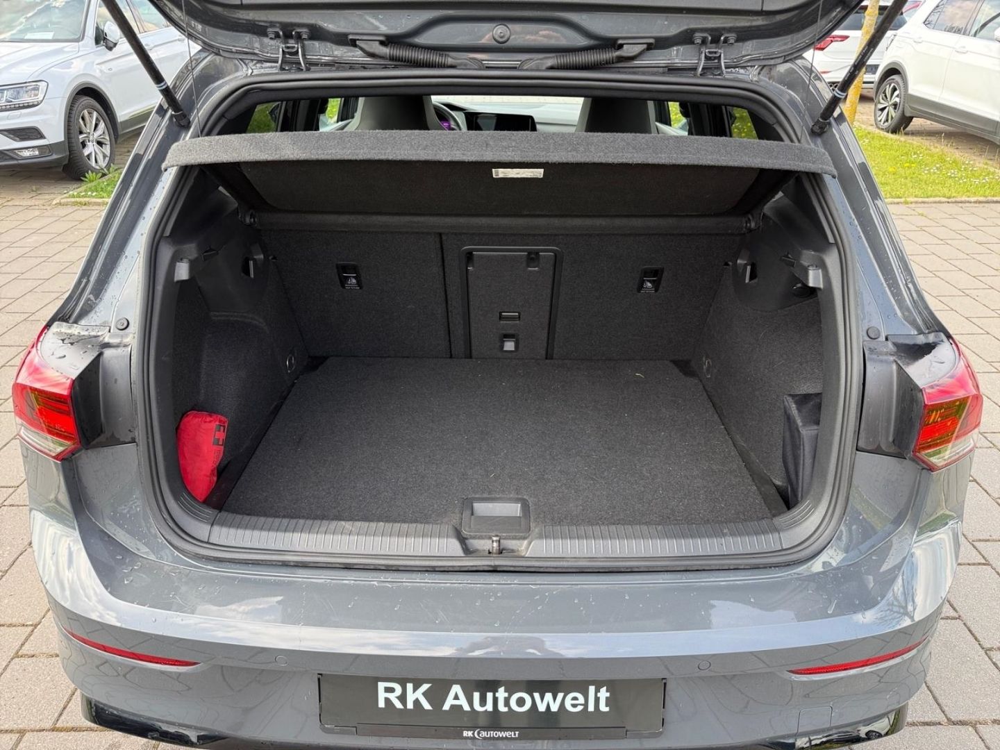Volkswagen Golf 8 VIII R-Line 1.5 eTSI - Samsaru's Car Outlet