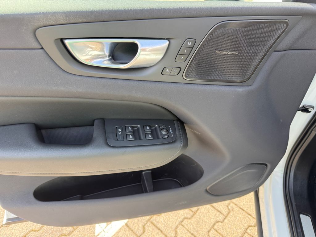 Volvo XC60 T8 AWD Recharge Plus Dark - Samsaru's Car Outlet