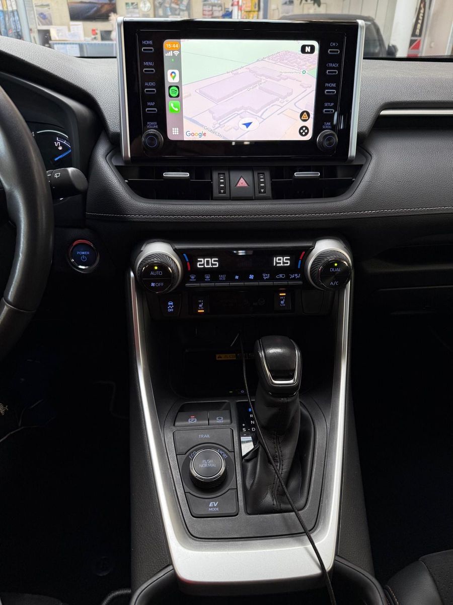 Toyota RAV 4 HYBRID 4x4 - Samsaru's Car Outlet