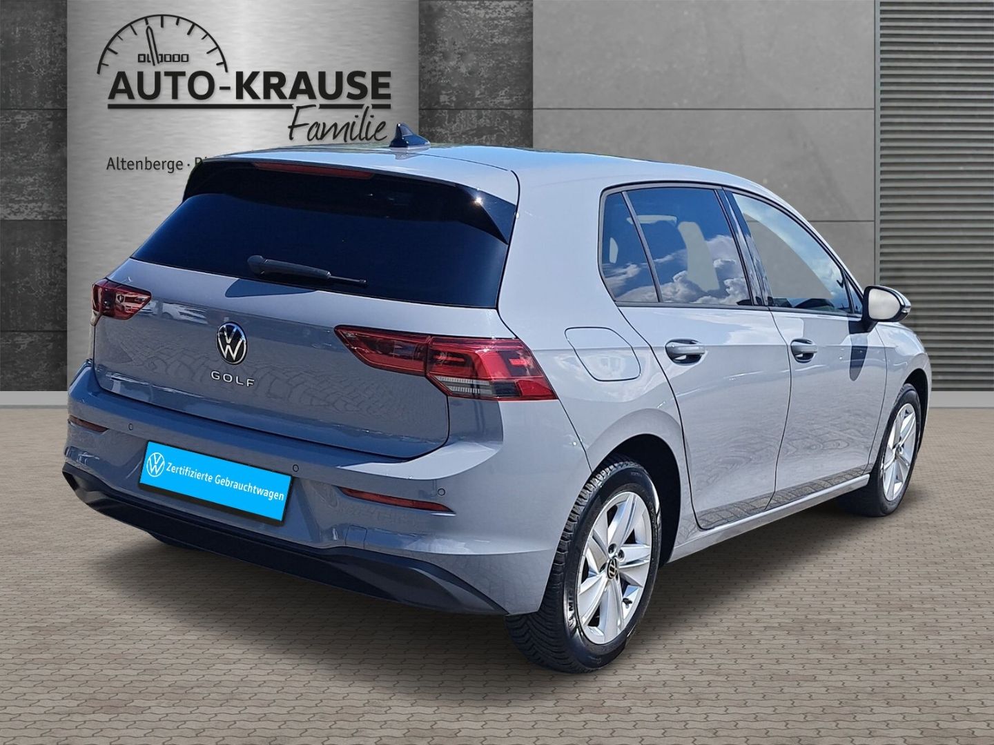 Volkswagen Golf VIII 1.5 TSI Life - Samsaru's Car Outlet