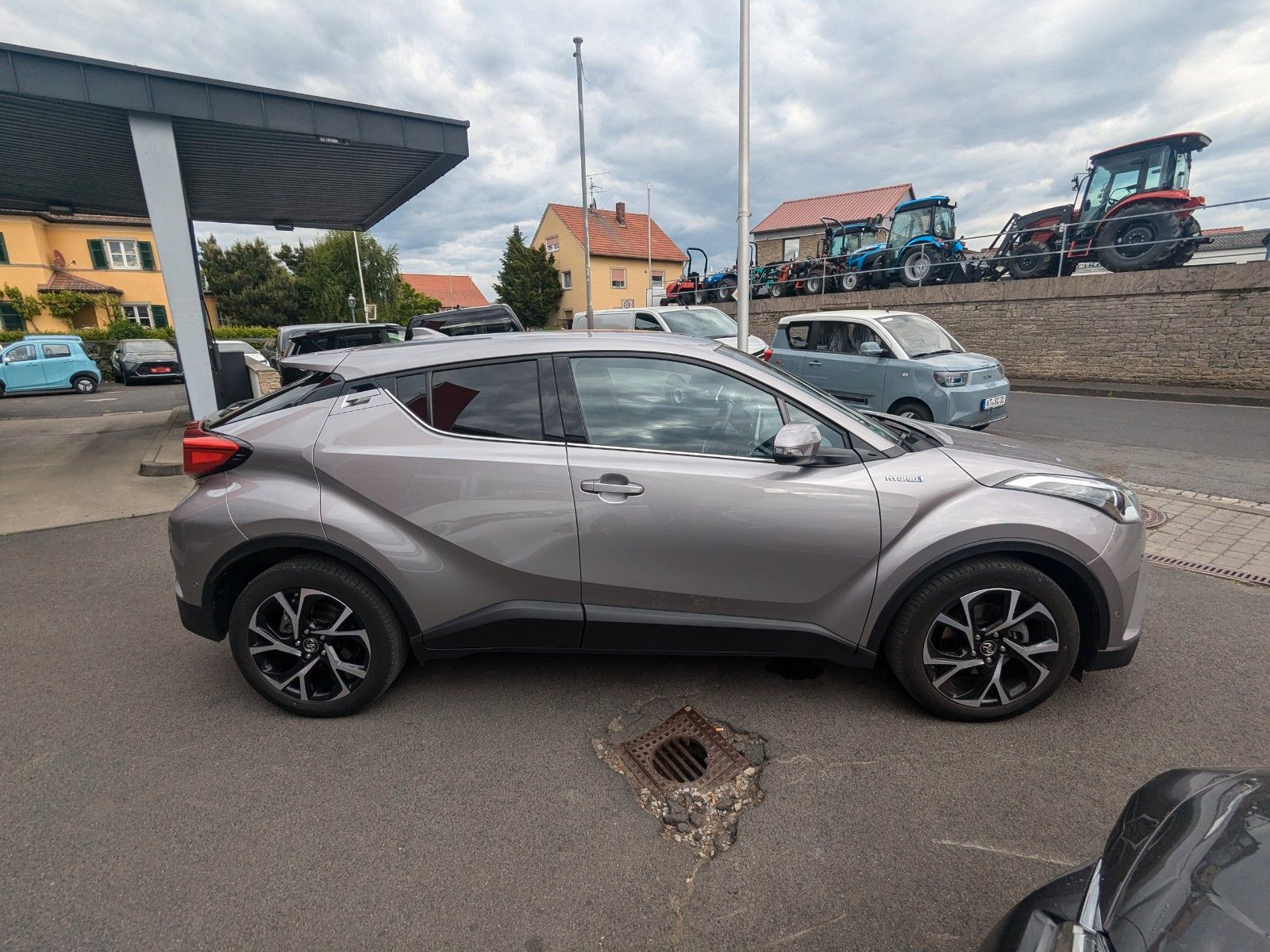 Toyota C-HR Hybrid Club - Samsaru's Car Outlet