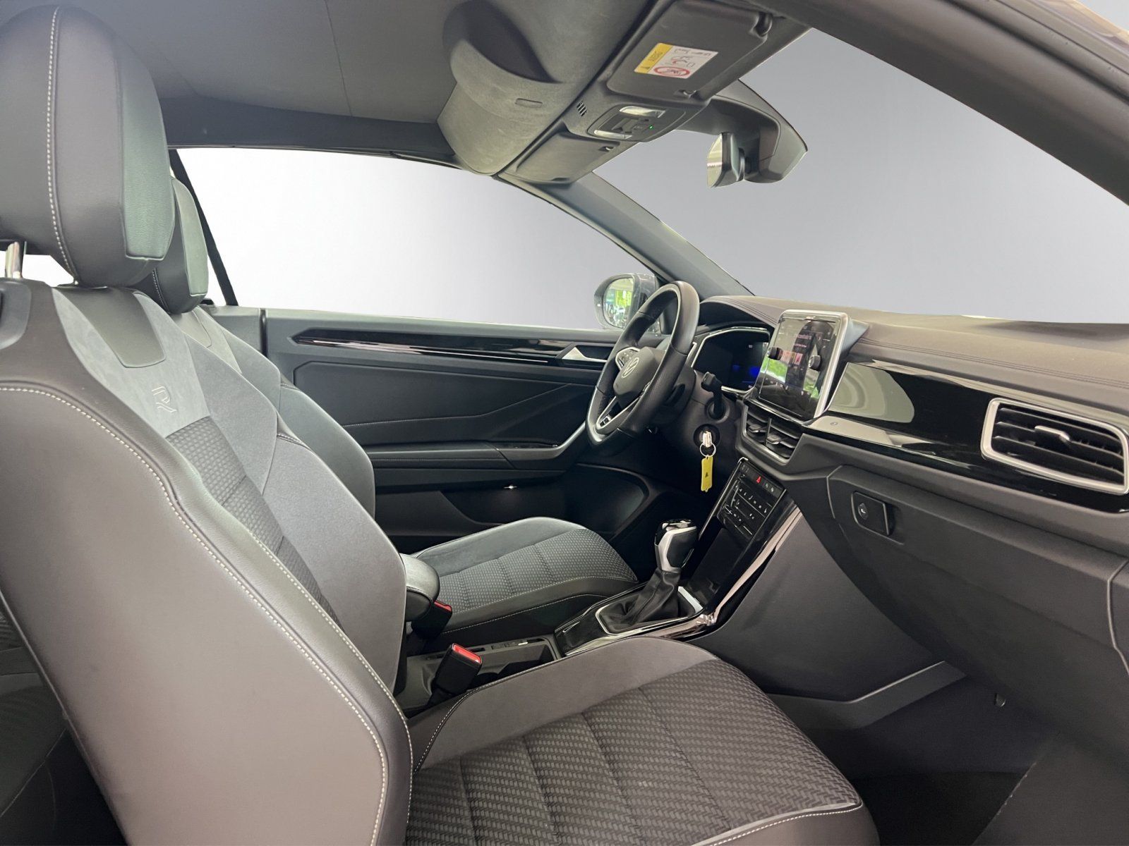 Volkswagen T-Roc 1.5 TSI R-Line - Samsaru's Car Outlet