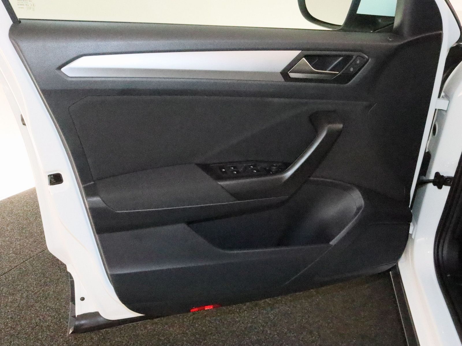 Volkswagen T-Roc 1.5 TSI Life - Samsaru's Car Outlet