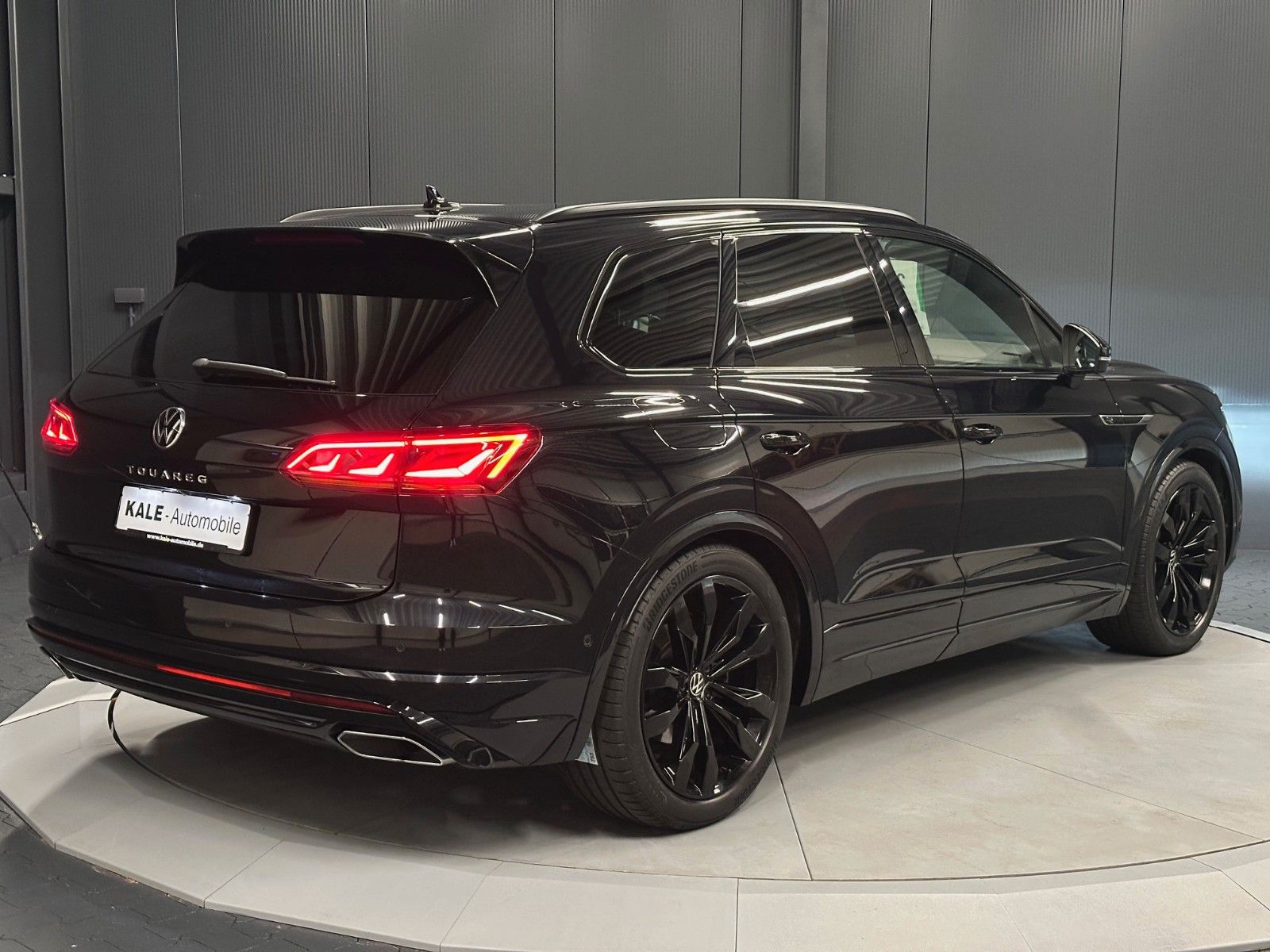 Volkswagen Touareg R-Line - Samsaru's Car Outlet