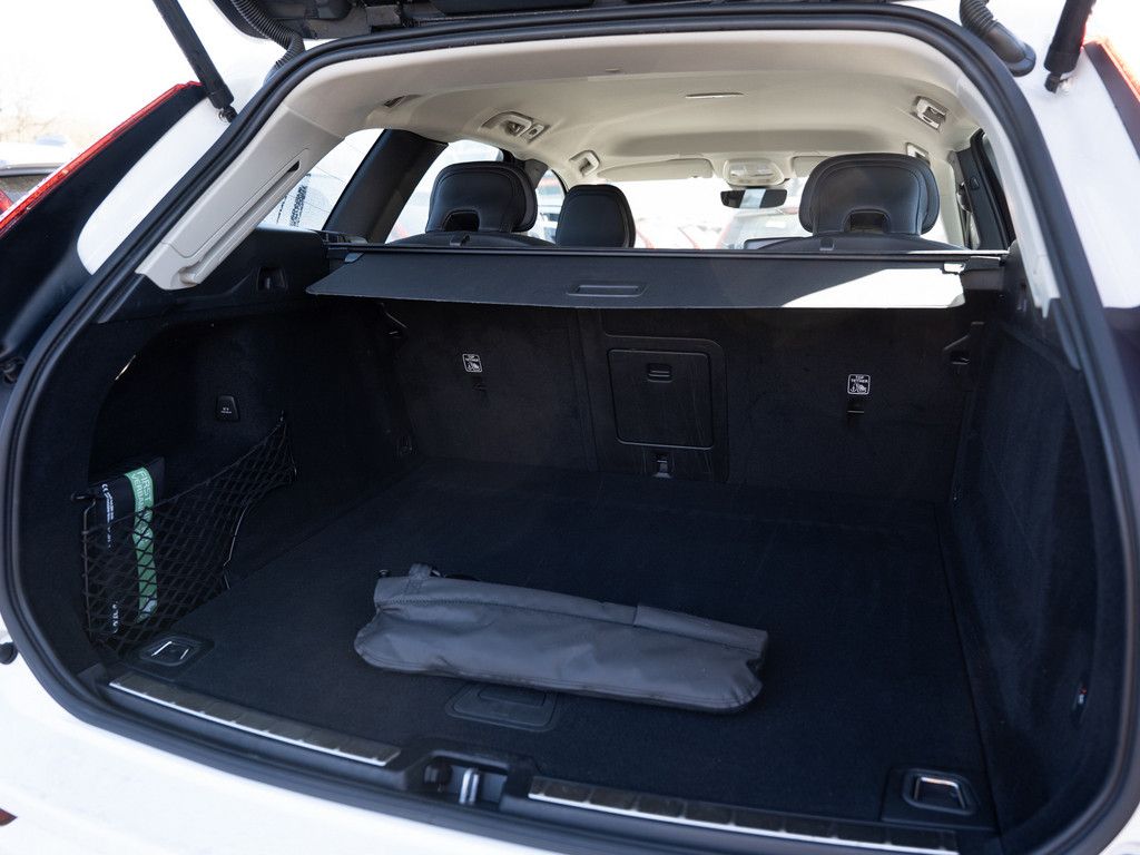 Volvo XC60 B4 Plus Bright AWD SHZ KAMERA NAVI AHK LED