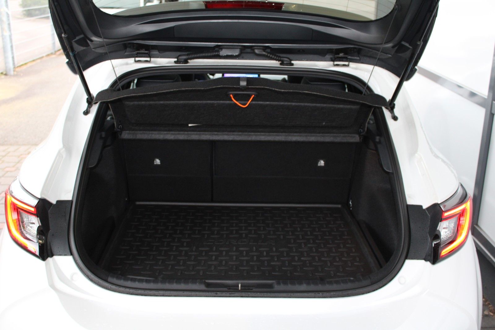 Toyota Corolla 2.0 Hybrid Lounge - Samsaru's Car Outlet