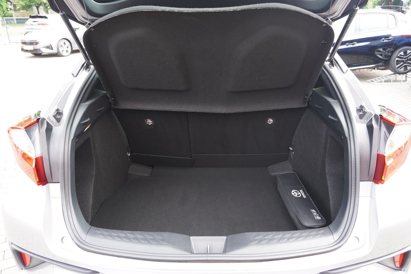 Toyota C-HR 1.8 Hybrid Flow - Samsaru's Car Outlet