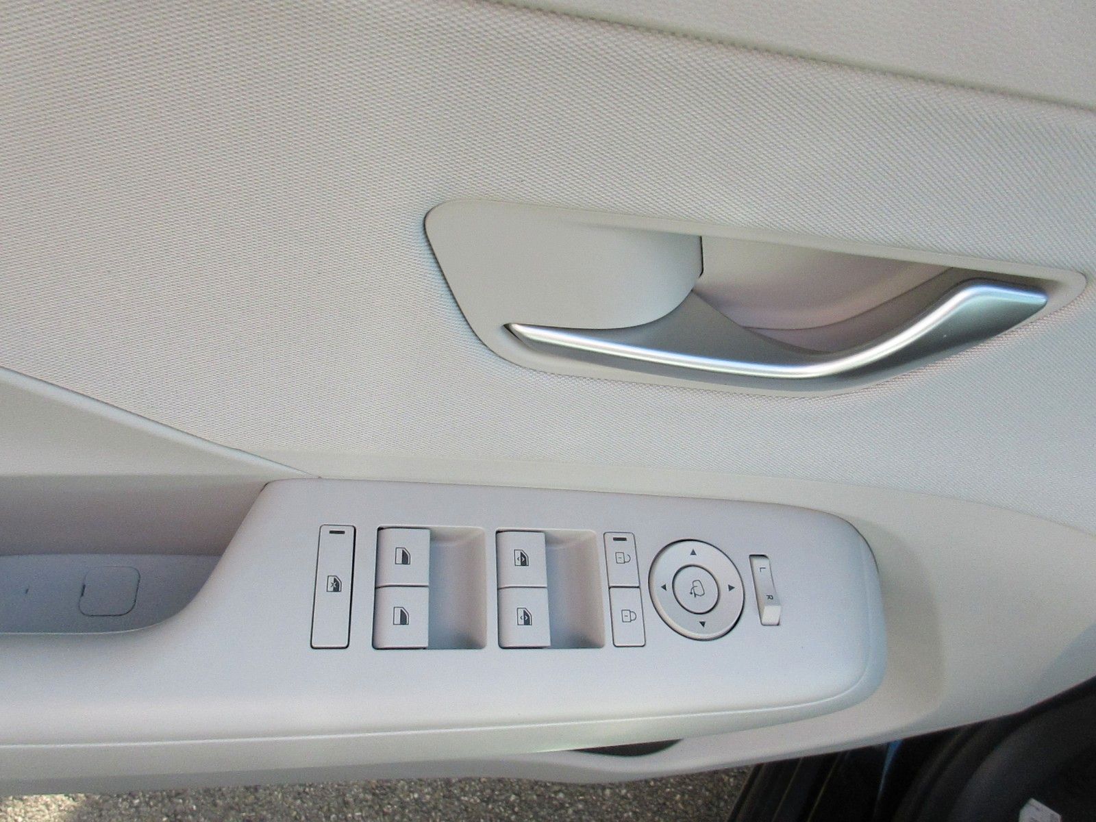 Hyundai Kona 1.6 GDi Hybrid Trend - Samsaru's Car Outlet