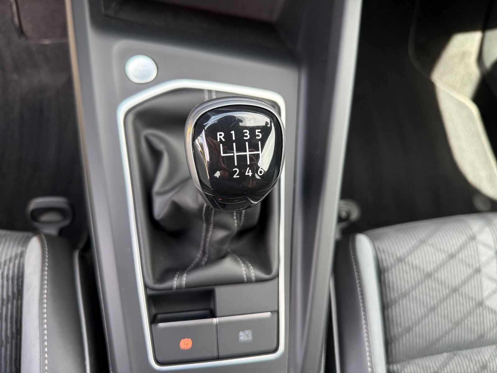 Volkswagen Golf VIII Variant 1.5 TSI R-Line - Samsaru's Car Outlet
