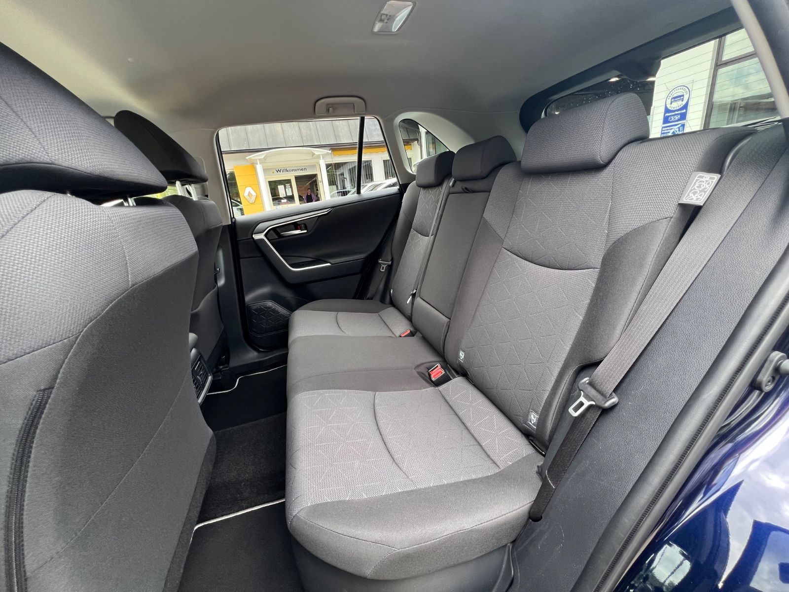 Toyota RAV 4 Hybrid 4WD - Samsaru's Car Outlet