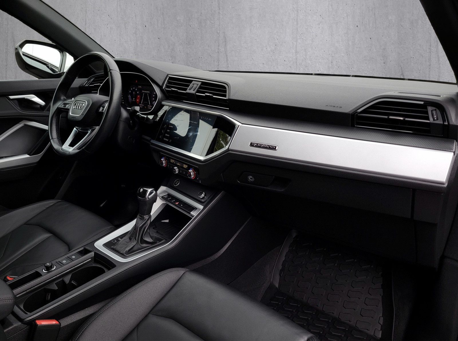 Audi Q3 45 TFSI qu. advanced - Samsaru's Car Outlet