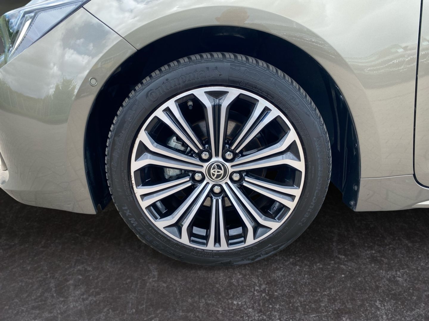 Toyota Corolla 1.8 Hybrid - Samsaru's Car Outlet