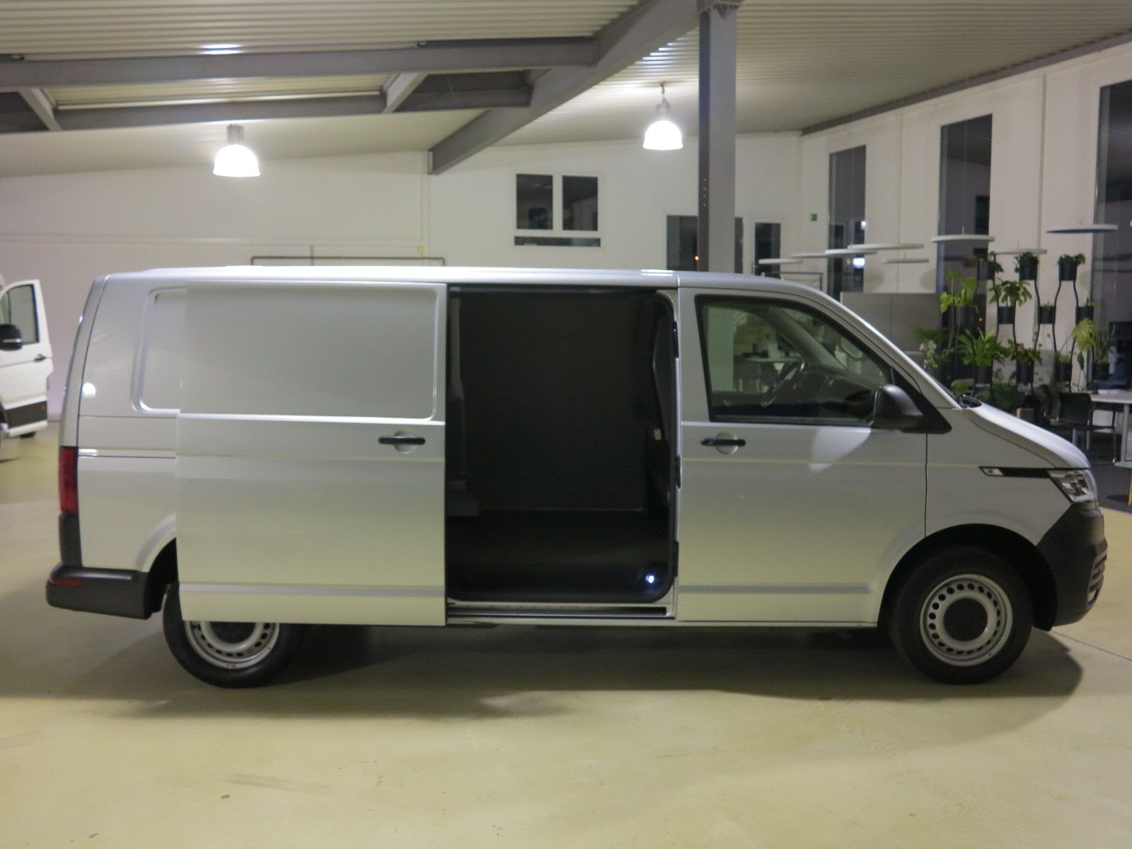 Volkswagen Transporter T6.1 TDI2.0 SCR DSG7 Lang Navi Klima