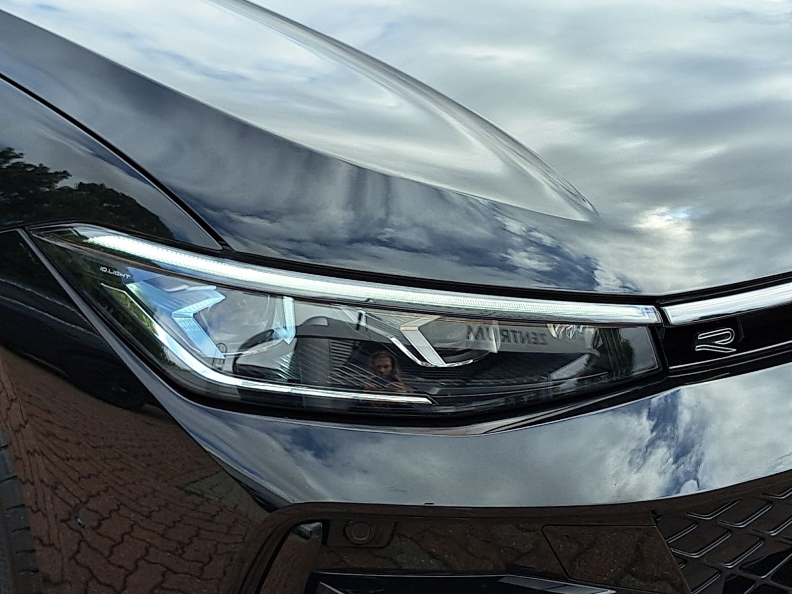 Volkswagen Passat Var. R-Line 1.5 eHybrid DSG AHK PANO 3,99