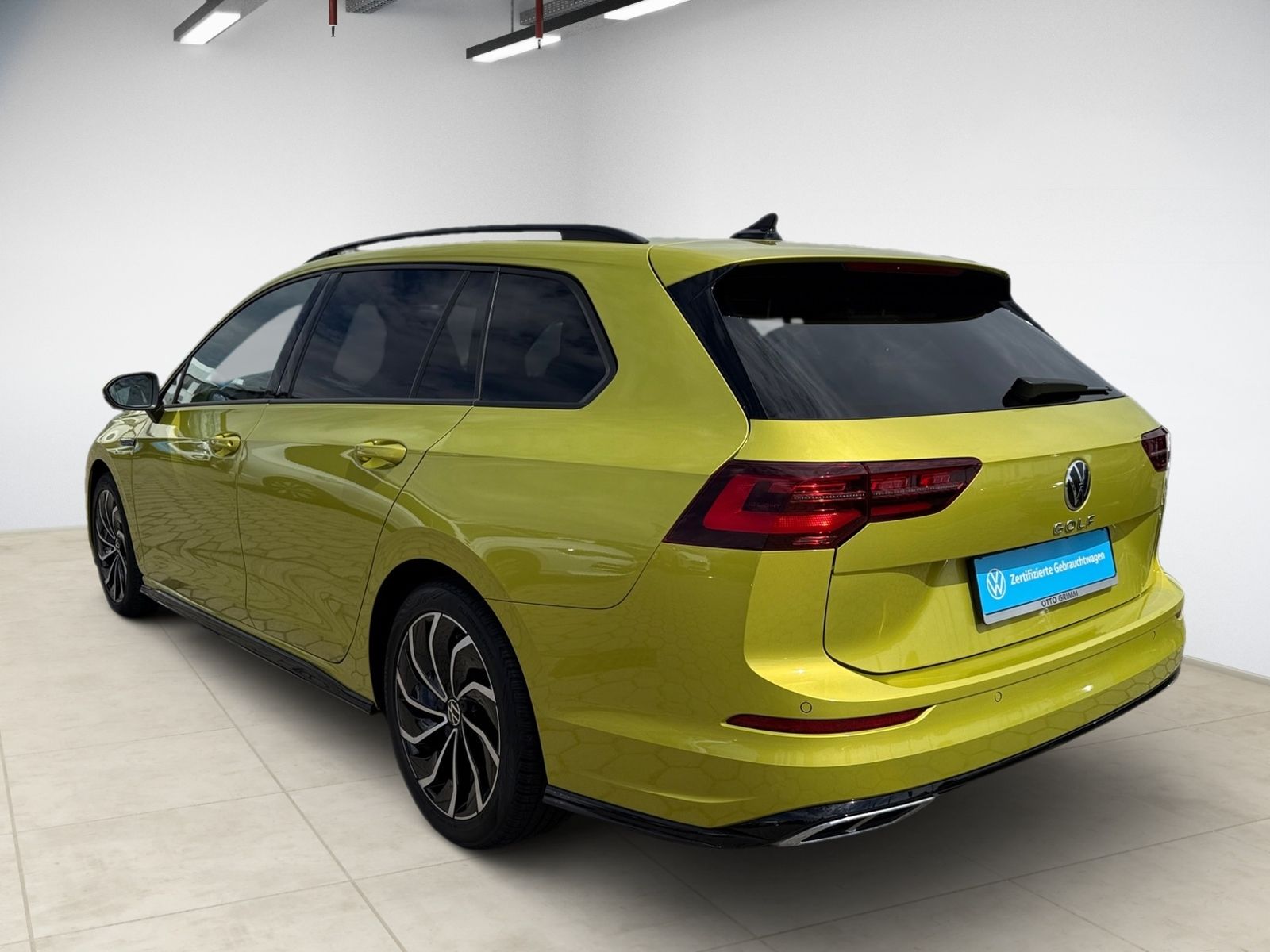 Volkswagen Golf VIII Variant 1.5 TSI R-Line - Samsaru's Car Outlet